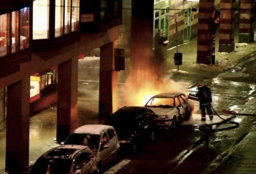 Den utbrunna bilen på Olof Palmes gata.