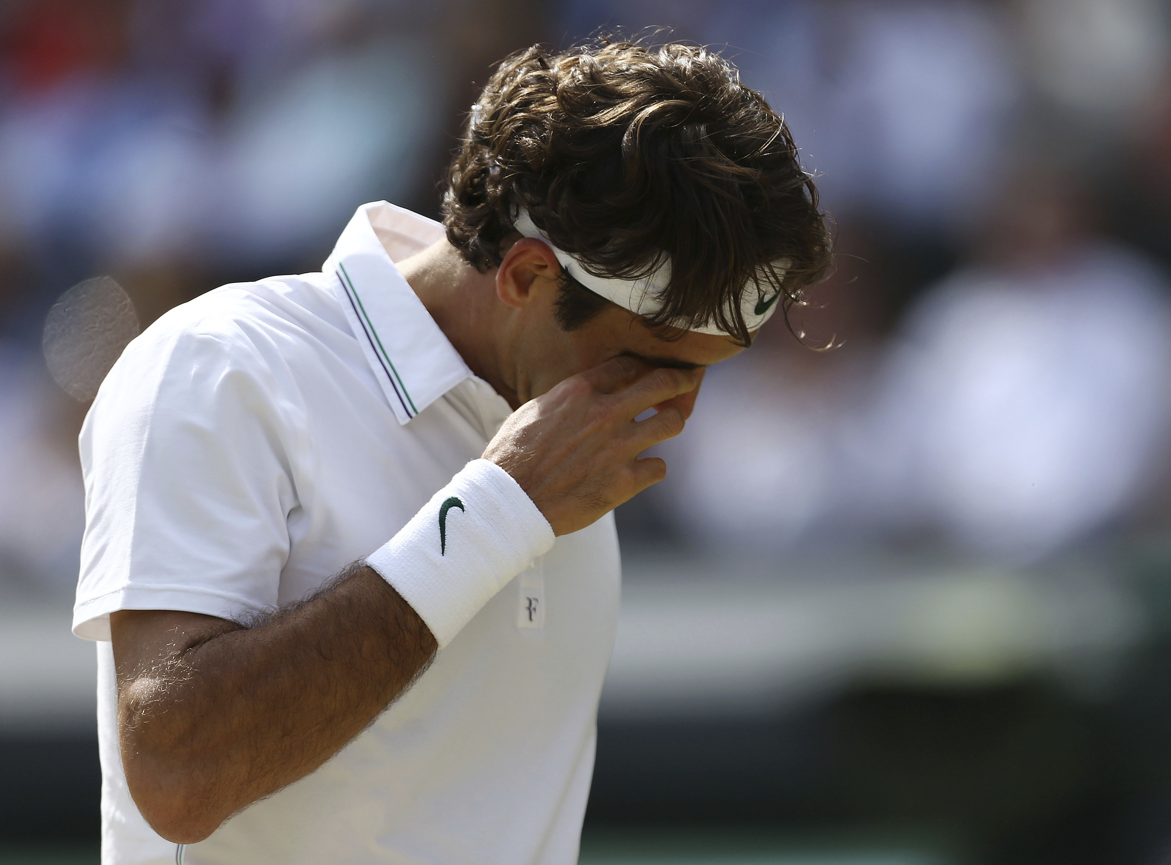 Roger Federer i tårar efter att ha vunnit Wimbledon. Roger Federer i tårar efter att ha vunnit Wimbledon.