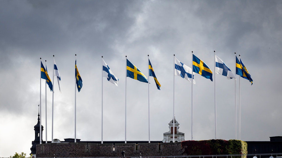 Svenska och finska flaggor på Stockholms Stadion inför Finnkampen.