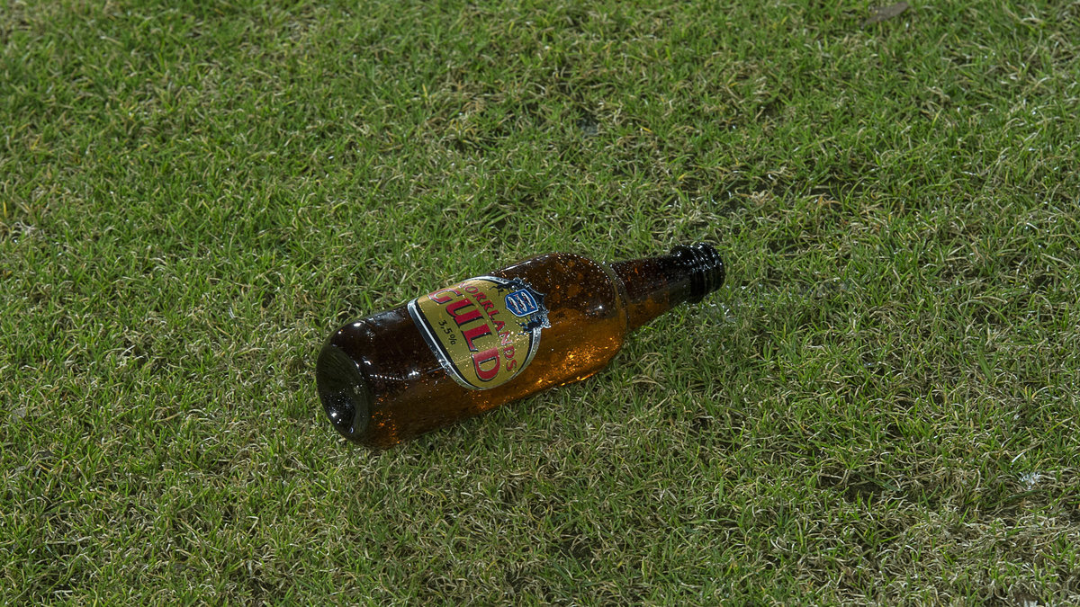 Två av de som kastade in flaskor på gräset har också förhörts av polisen. 