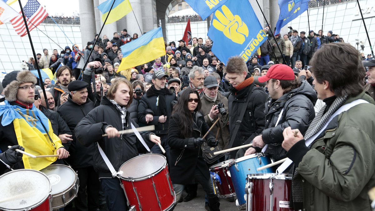 Svobodas ledare Oleh Tyagnybok meddelade på söndagen att "revolutionen har inletts" och att partiet skulle upprätta en tältstad på Självständighetstorget och inleda en generalstrejk. Svobodaloggan (handen med tre fingrar upp) ses i bakgrunden.