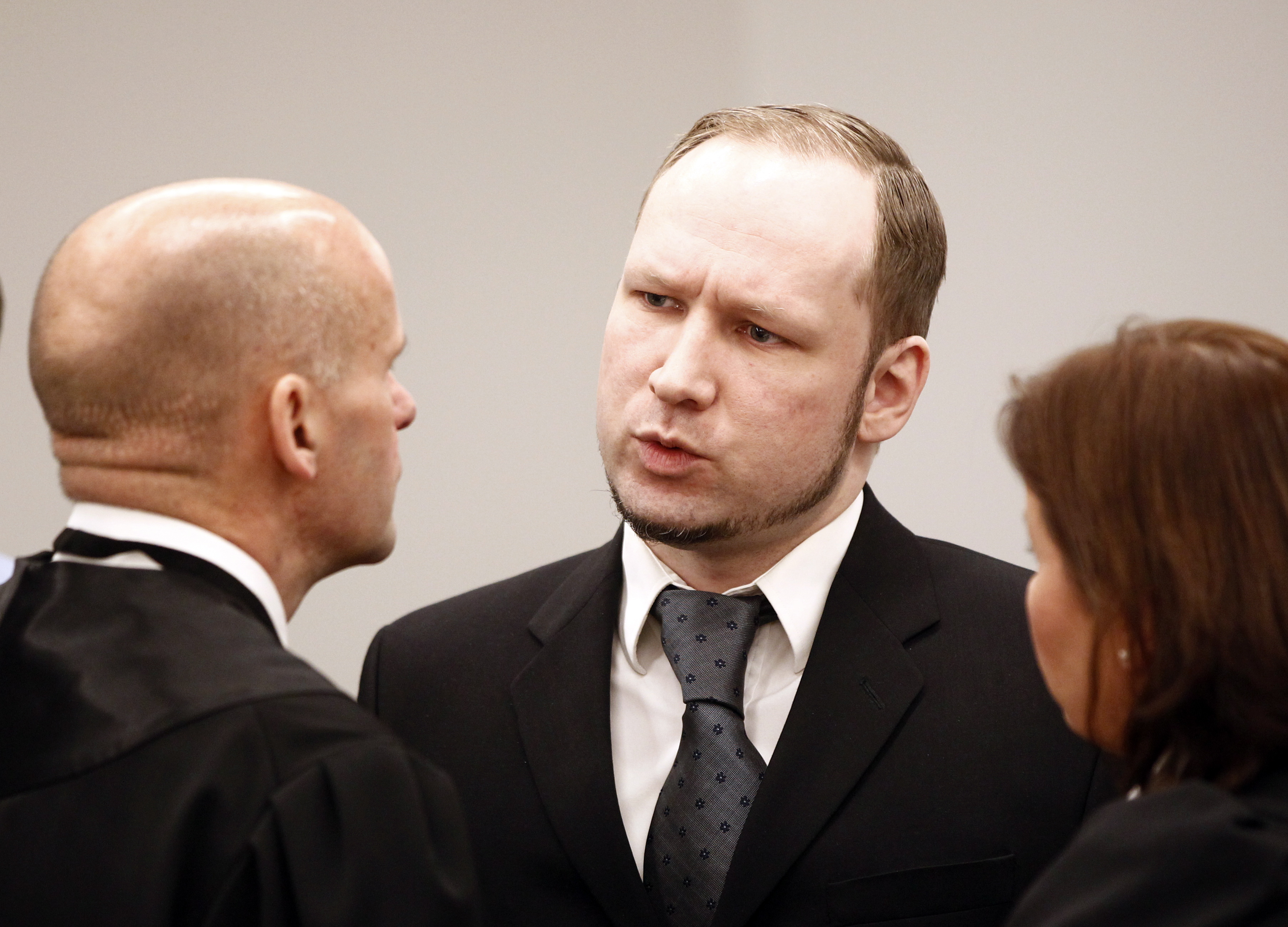 Breivik i samtal med sina advokater.