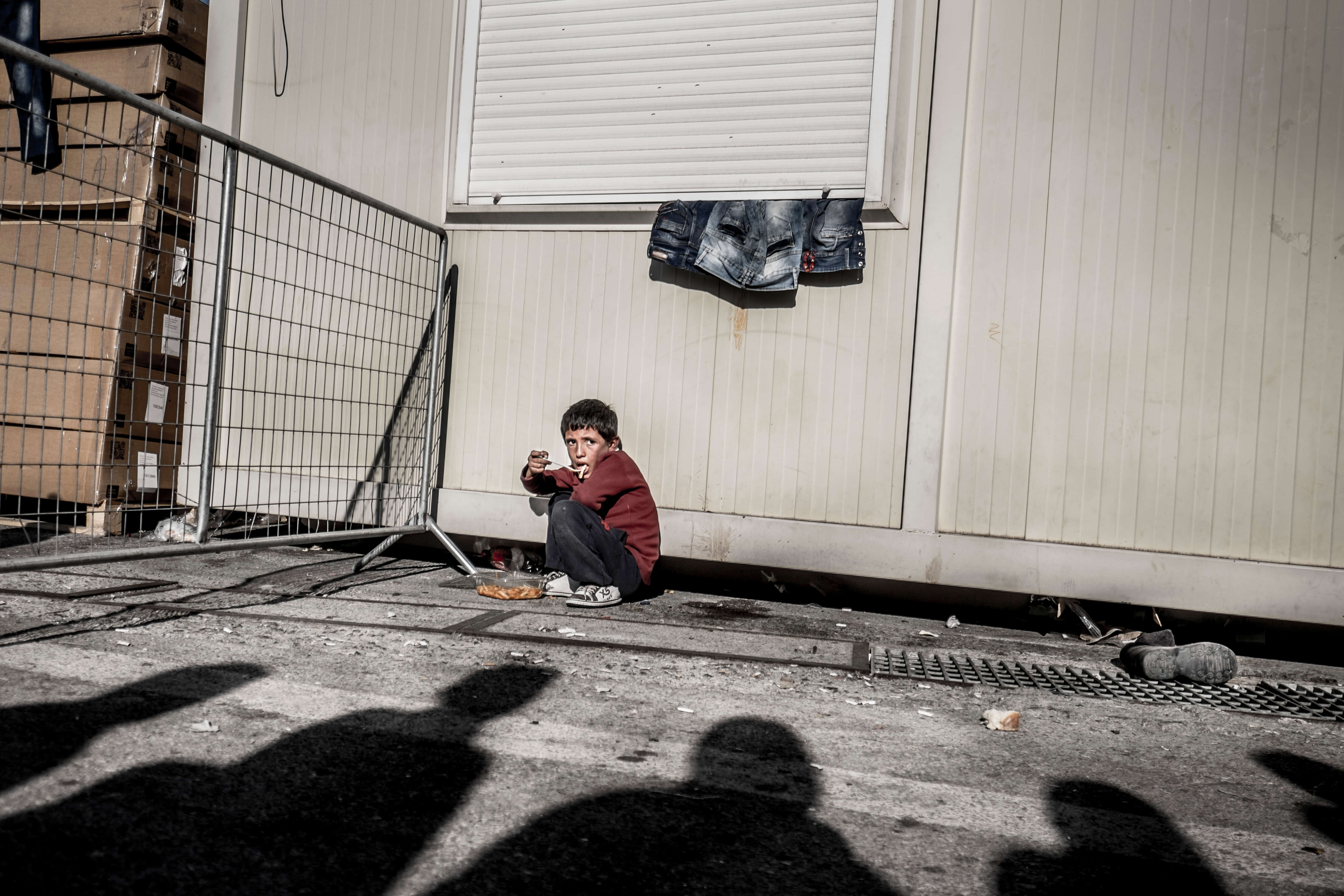 En pojke i ett flyktingläger på grekiska ön Samos.