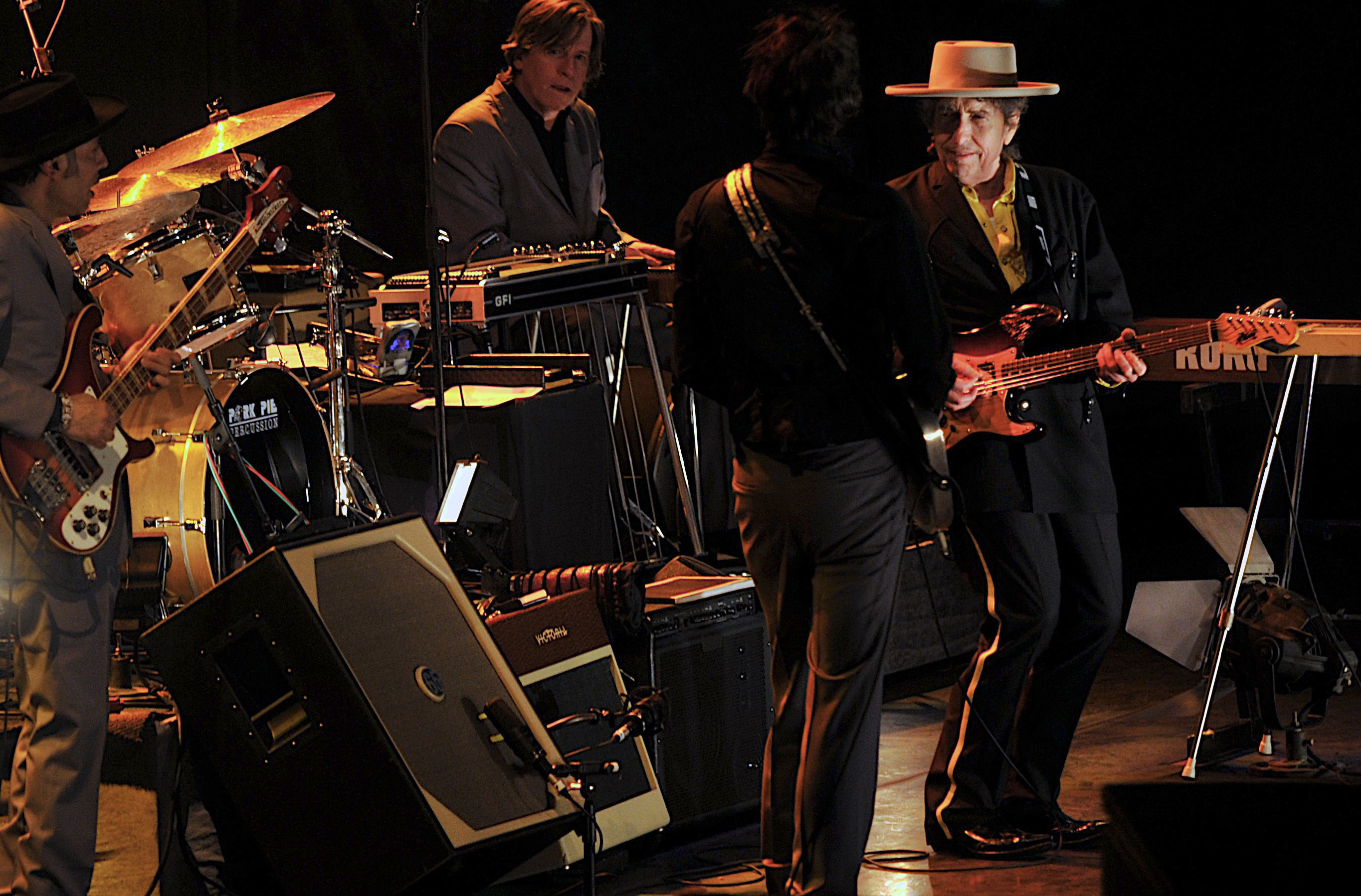 Bob Dylan och hans band under spelningen på Worker's Gymnasium.