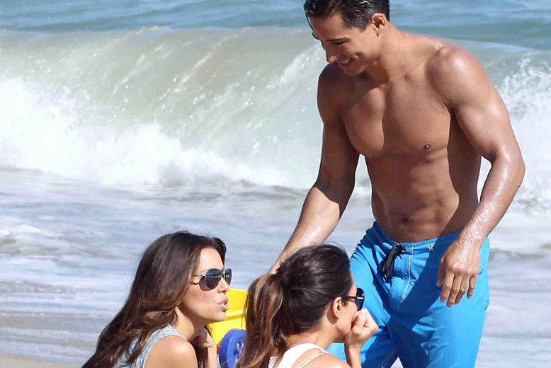 Eva Longoria och Mario Lopez chillar på stranden.