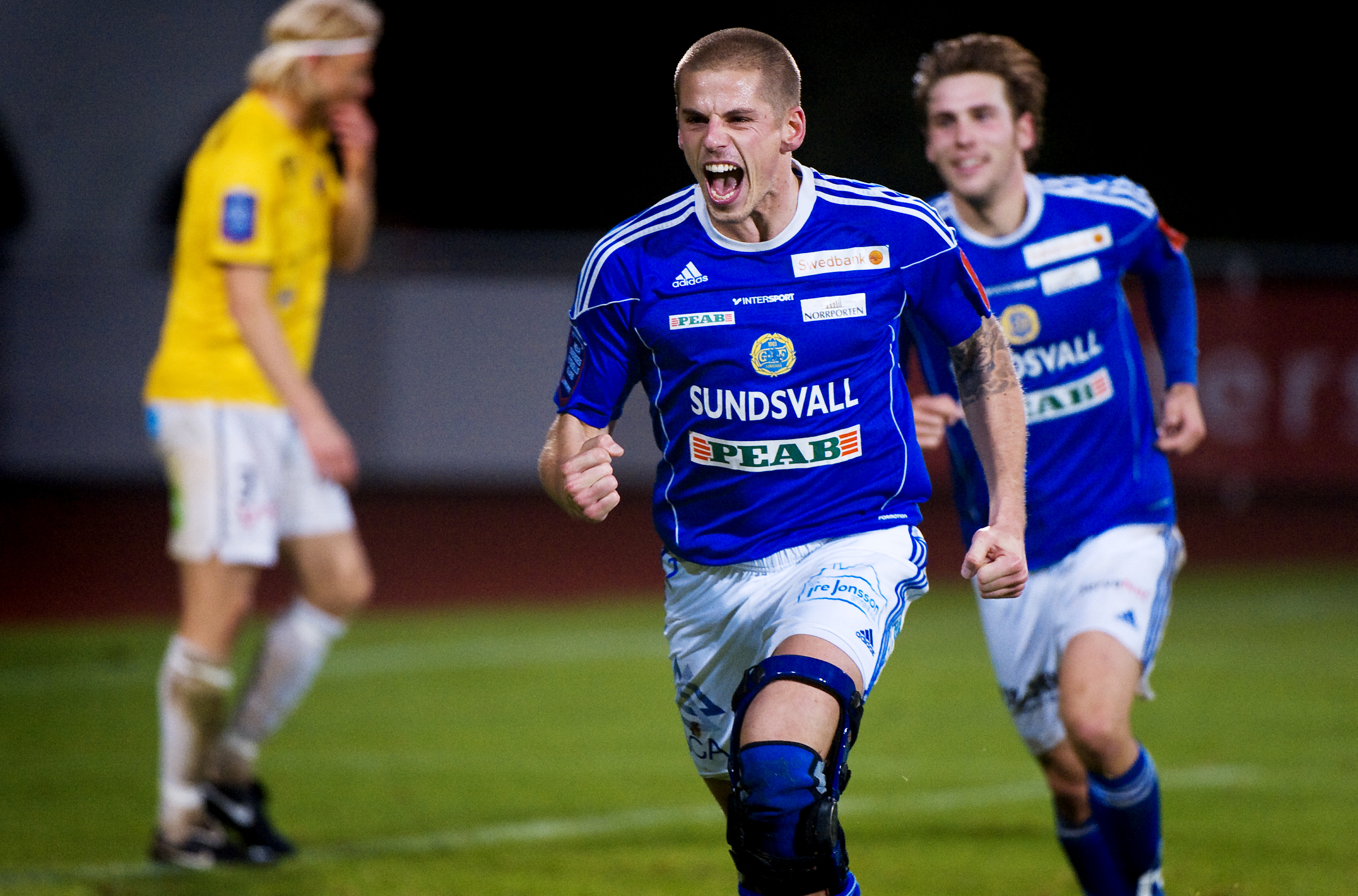 2. Christian Brink, mittback. Betyg: 2/5. Stor och stark mittback från Norge. Bidrog med hela fyra mål i superettan. Drar lätt på sig en del kort. 2. Christian Brink, mittback. Betyg: 2/5. Stor och stark mittback från Norge. Bidrog med hela fyra mål i superettan. Drar lätt på sig en del kort.