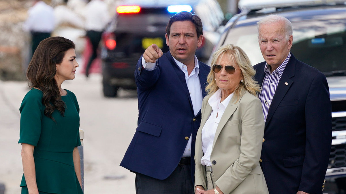 Efter stormen Ian förra året tog guvernör Ron DeSantis och hans fru Casey DeSantis (till vänster) emot president Joe Biden och hans fru Jill Biden.