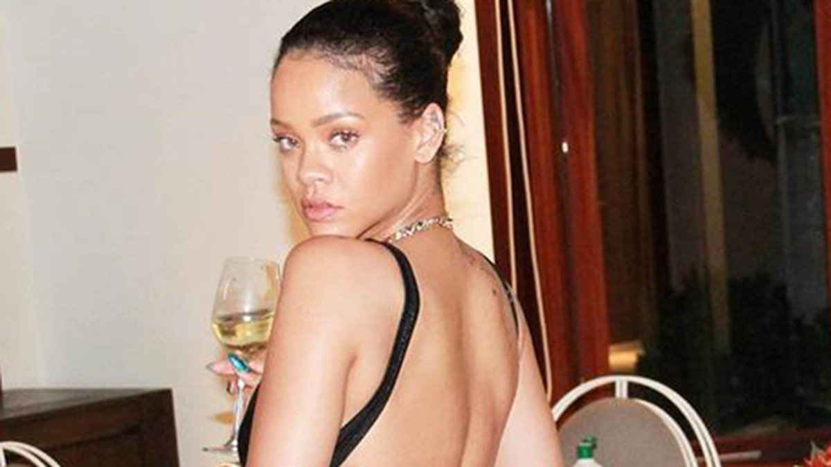 Rihanna tog ett glas vin och poserade i baddräkten. 