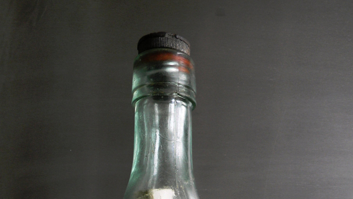 Under närmare 98 år flöt denna åldriga flaskpost på de sju haven. 