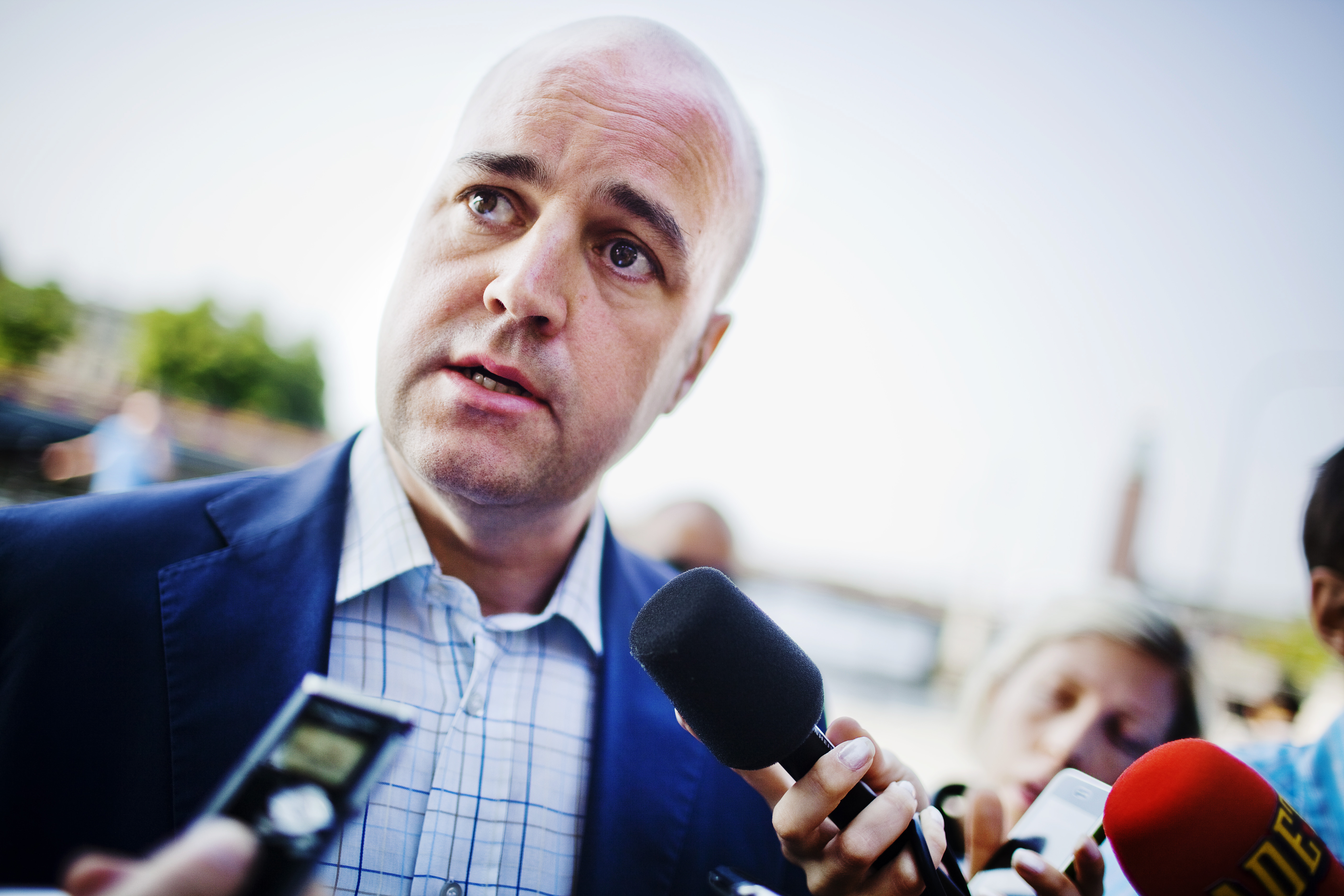 Reinfeldt är hårt pressad inför Almedalen.