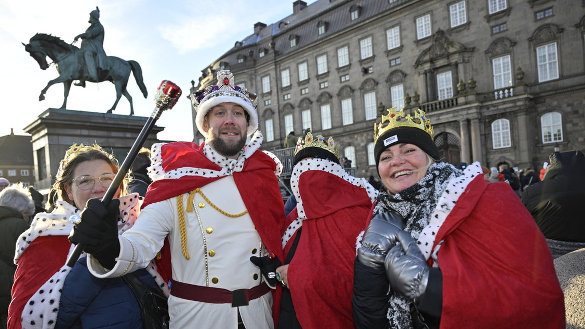 Maria, René, Charlotte och Karina. Åskådare samlas på slottsplatsen i Köpenhamn.
