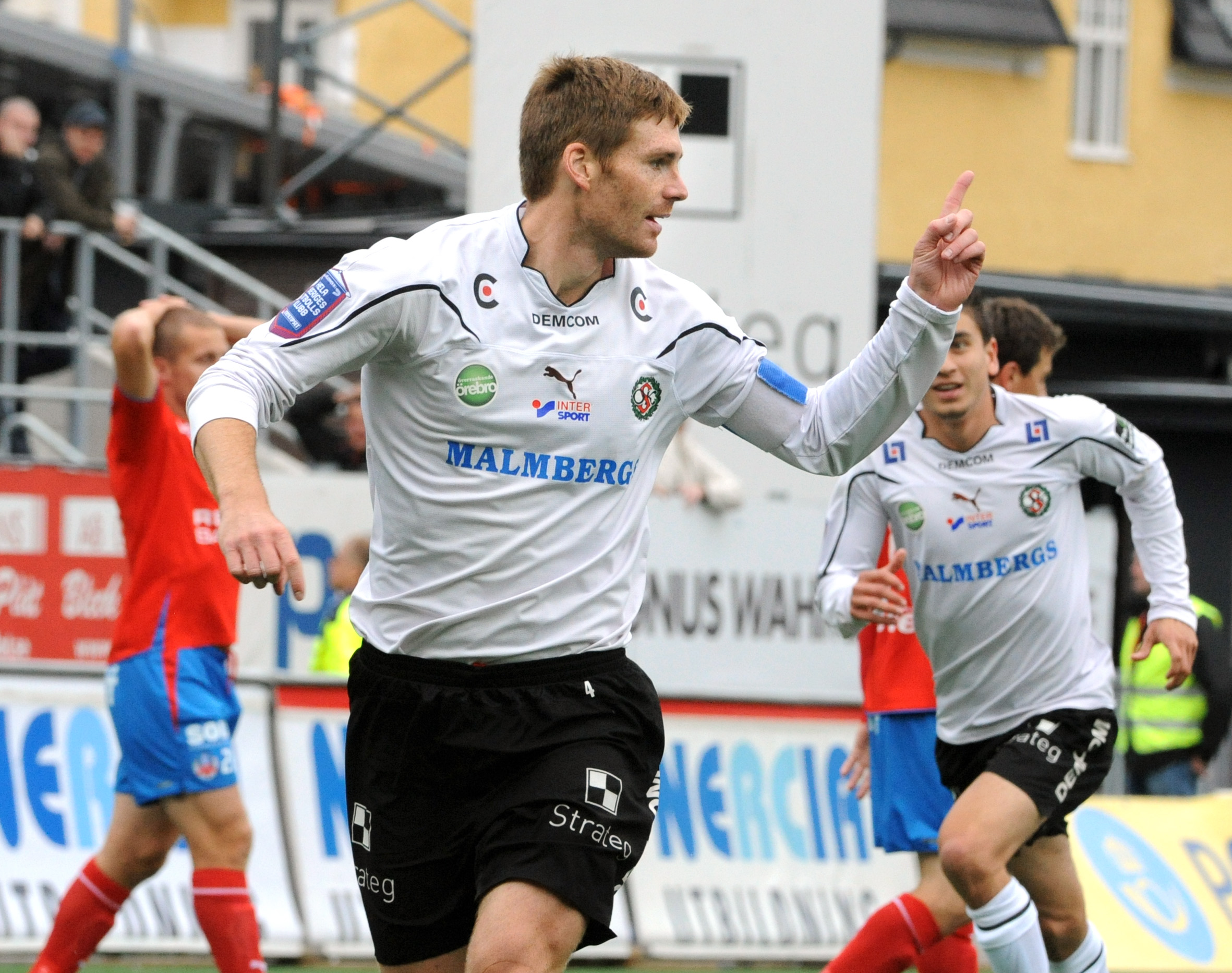 Magnus Wikström jublar över 1-0-målet.