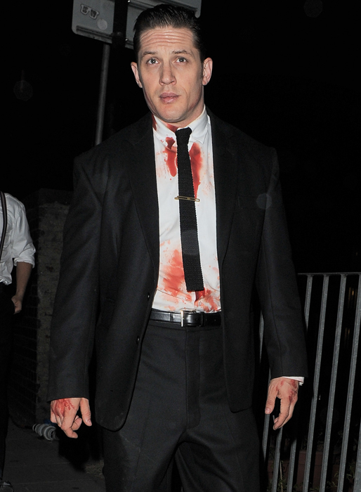 Tom Hardy är blodig under en filminspelning i London.