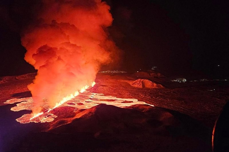 Delar av den tre kilometer långa sprickan vid utbrottet Sýlingarfell nordost om det evakuerade samhället Grindavík.
