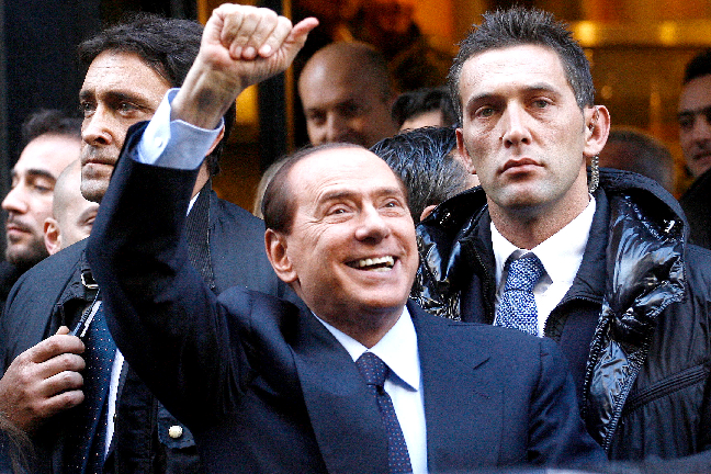 I december 2010 klarade Silvio en misstroendeförklaring med tre rösters marginal. Silvio strålade efter det att resultatet blev klart. Som vanligt. Teflon-Silvio. I december 2010 klarade Silvio en misstroendeförklaring med tre rösters marginal. Silvio strålade efter det att resultatet blev klart. Som vanligt. Teflon-Silvio.