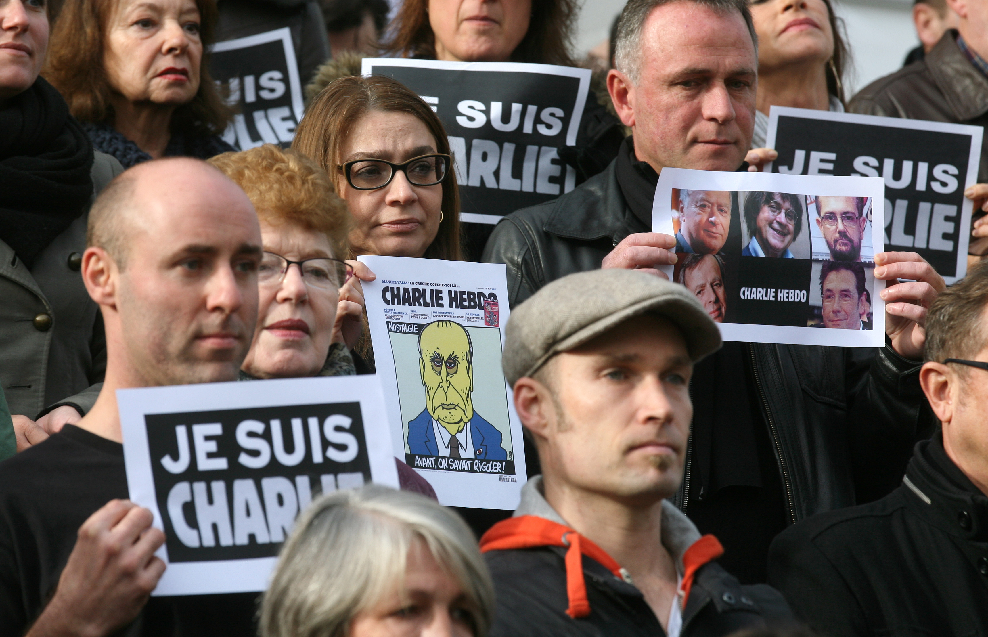 Flera har visat sitt stöd till tidningen genom att manifestera med meningen "Je Suis Charlie". Vilket betyder "Jag är Charlie". Flera har visat sitt stöd till tidningen genom att manifestera med meningen "Je Suis Charlie". Vilket betyder "Jag är Charlie".
