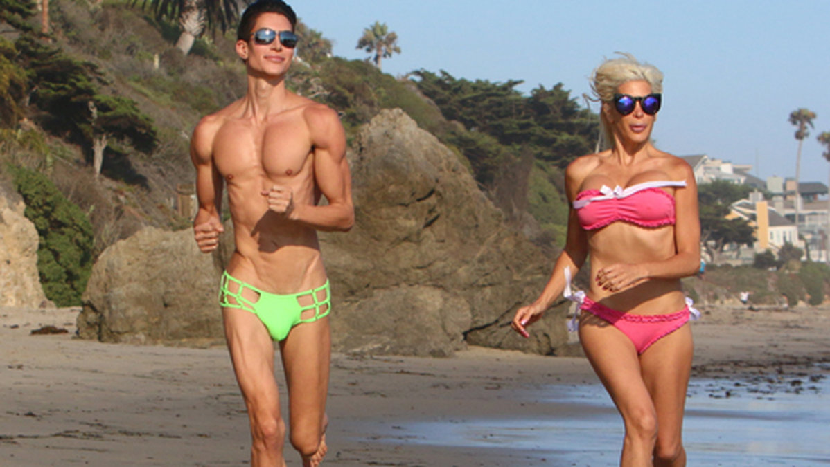 Justin Jedlica och Angelique Morgan joggar på stranden. 