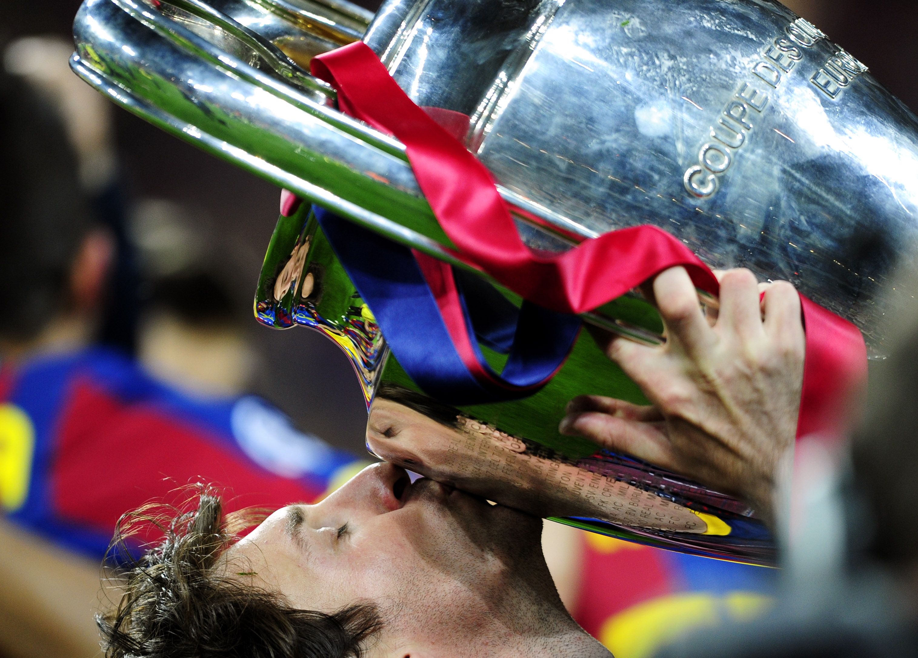 Lionel Messi lyfter Champions League-pokalen  2011.