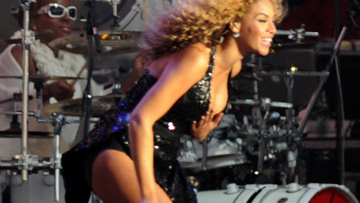 Efter mannens rumpdask så greppade Beyoncé mikrofonen. 