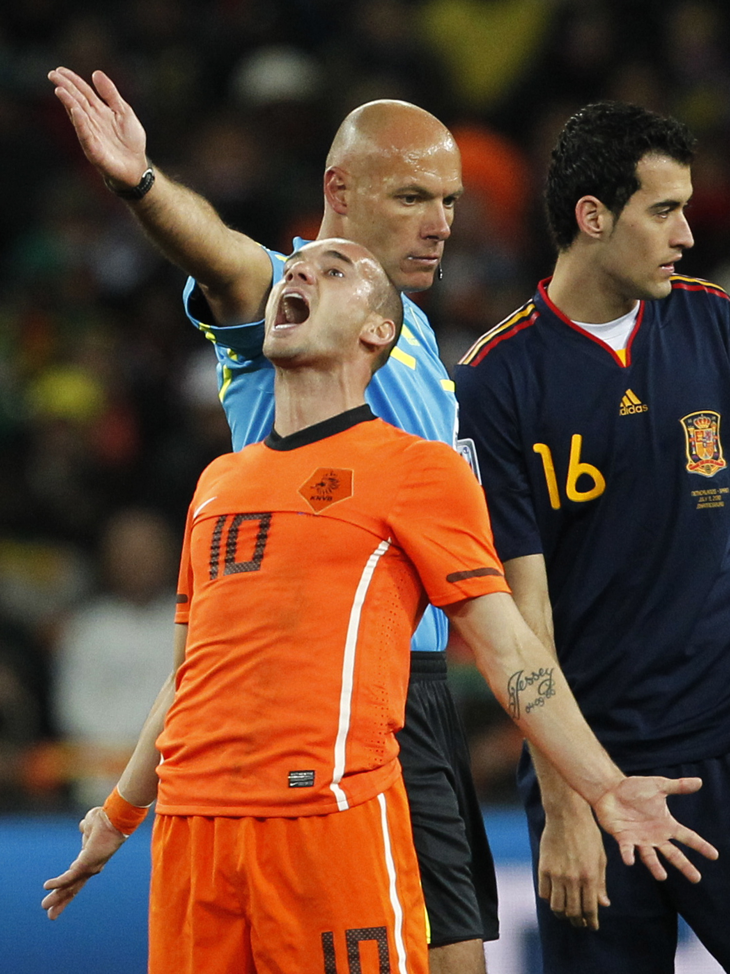 Wesley Sneijder tycker att målet var offside men domaren Howard Webb är säker på sin sak: Det är mål.