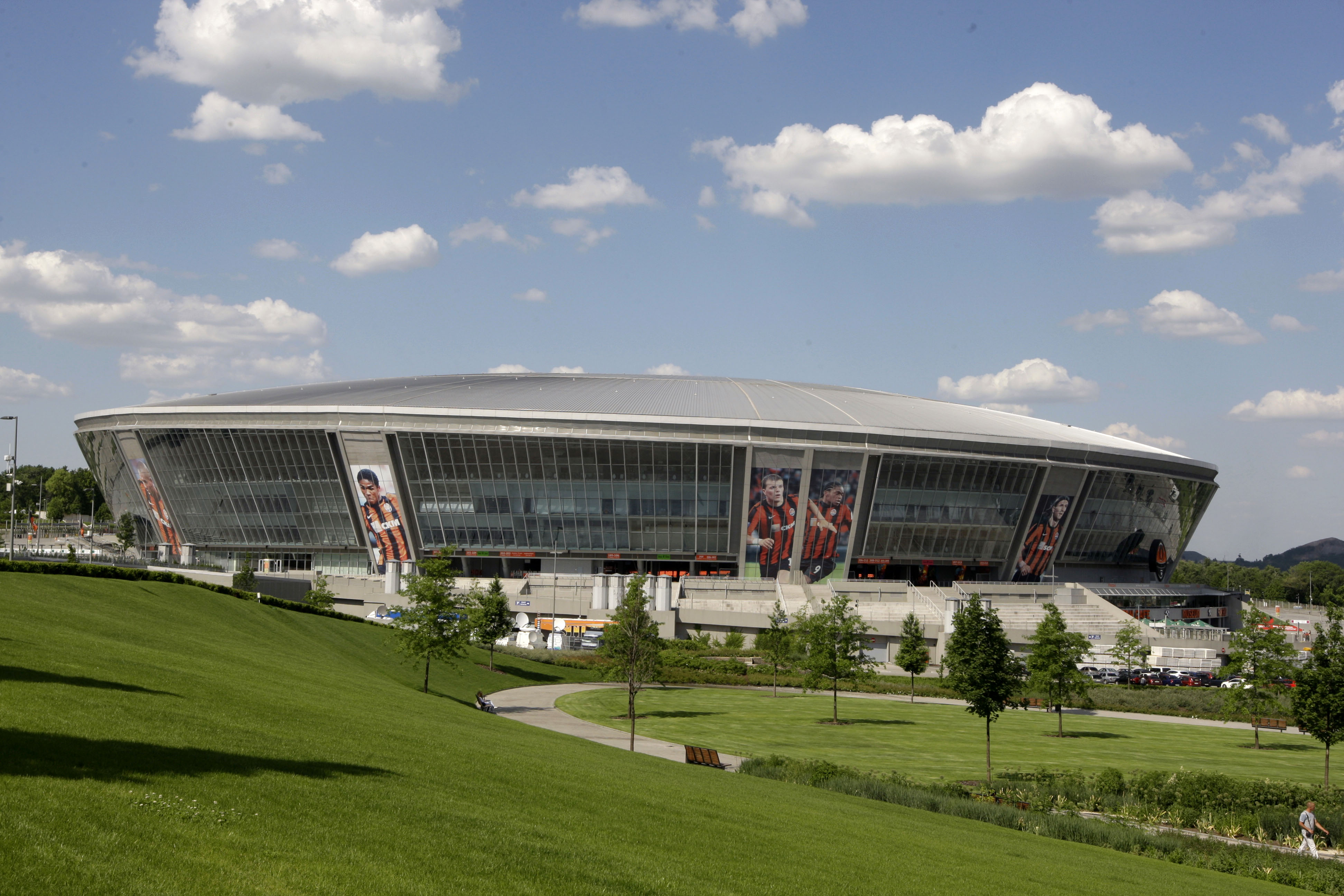 Donbass arena, Donetsk. Kapacitet: 50 000. Invigdes: augusti 2009. Matcher: 5. Donbass arena, Donetsk. Kapacitet: 50 000. Invigdes: augusti 2009. Matcher: 5.