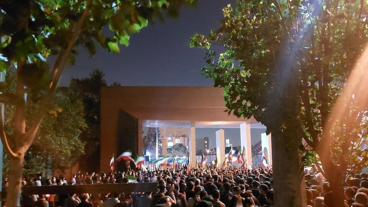 Studenter på Sharif University of Technology i Teheran protesterar mot regimen i Iran. Bilden har tagits av en privatperson den 7 oktober. Arkivbild.