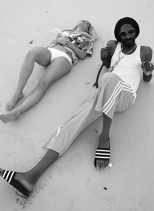 Rita och Snoop chillar på stranden. Rita och Snoop chillar på stranden.