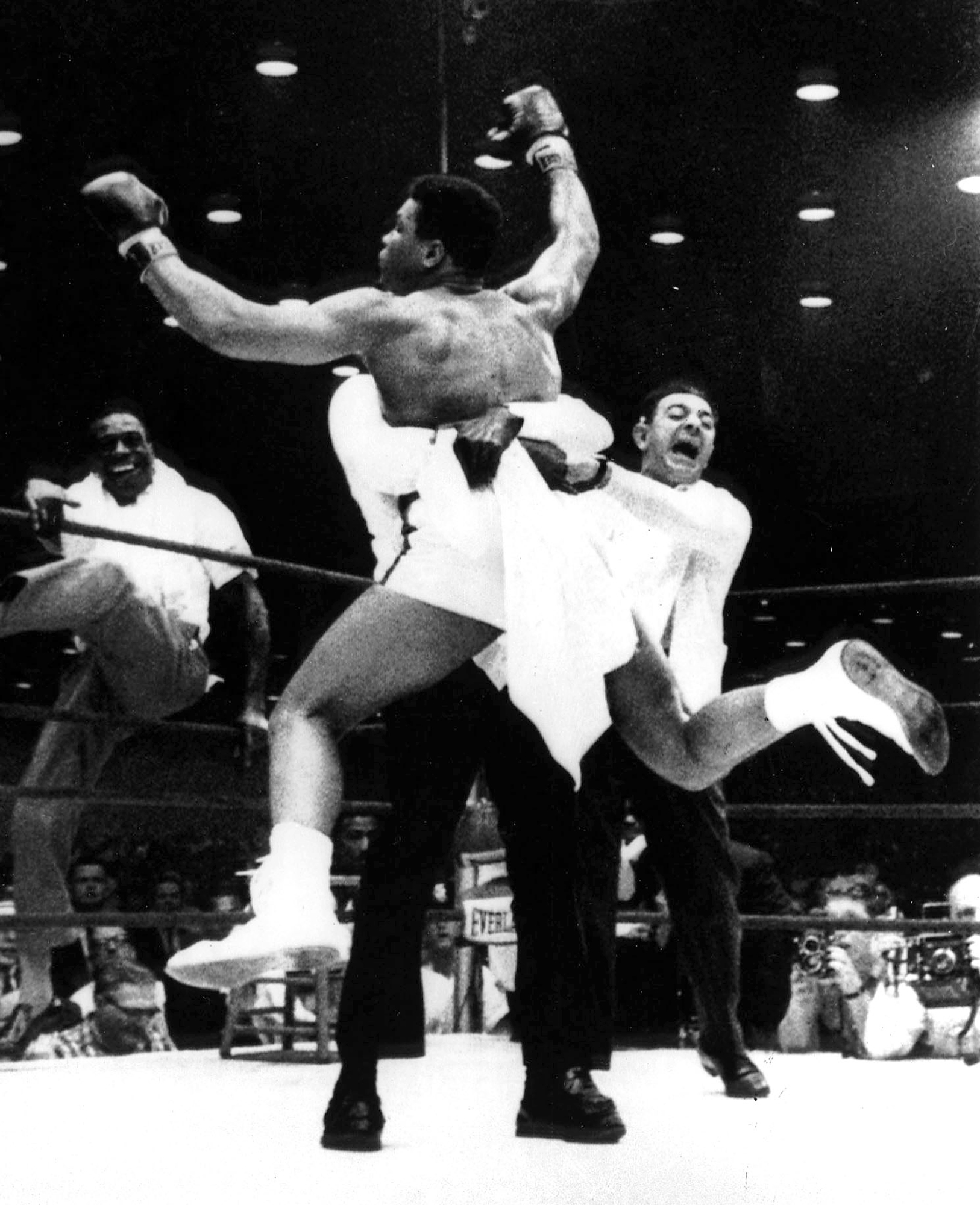 Men Cassius Clay vann mycket osannolikt. Men Cassius Clay vann mycket osannolikt.