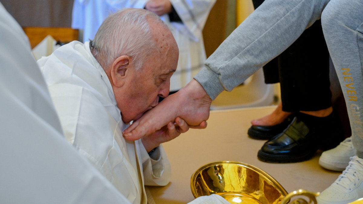Påve Franciskus tvättade kvinnliga fångars fötter på skärtorsdagen. Bilden tagen av Vatikanens pressavdelning.