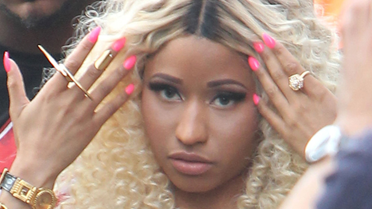 Nicki Minaj spelar in en video med Chris Brown. 