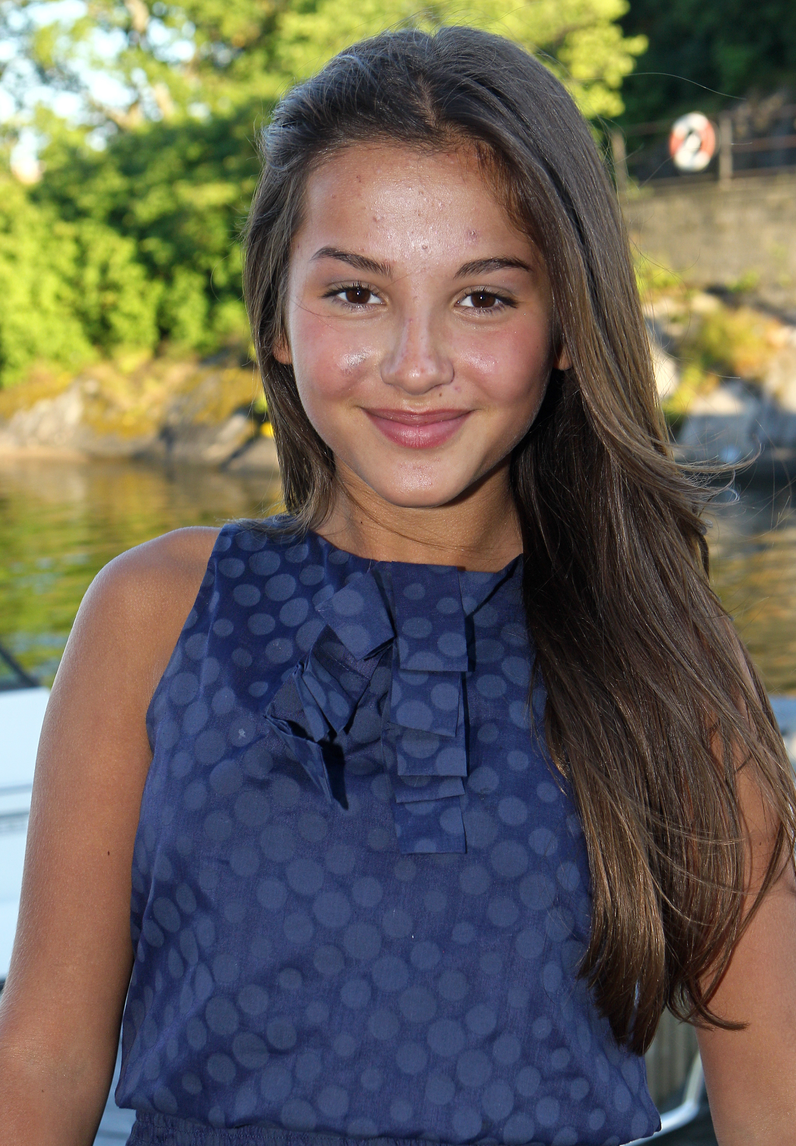 Chloé Schuterman, född 1998, är dotter till Natalie Schuterman som äger butiken med samma namn. Chloé är för ung för en egen inkomst men vi kan garantera att det inte går någon nöd på denna unga dam. Chloé driver själv en blogg på Modette.se. Chloé Schuterman, född 1998, är dotter till Natalie Schuterman som äger butiken med samma namn. Chloé är för ung för en egen inkomst men vi kan garantera att det inte går någon nöd på denna unga dam. Chloé driver själv en blogg på Modette.se.