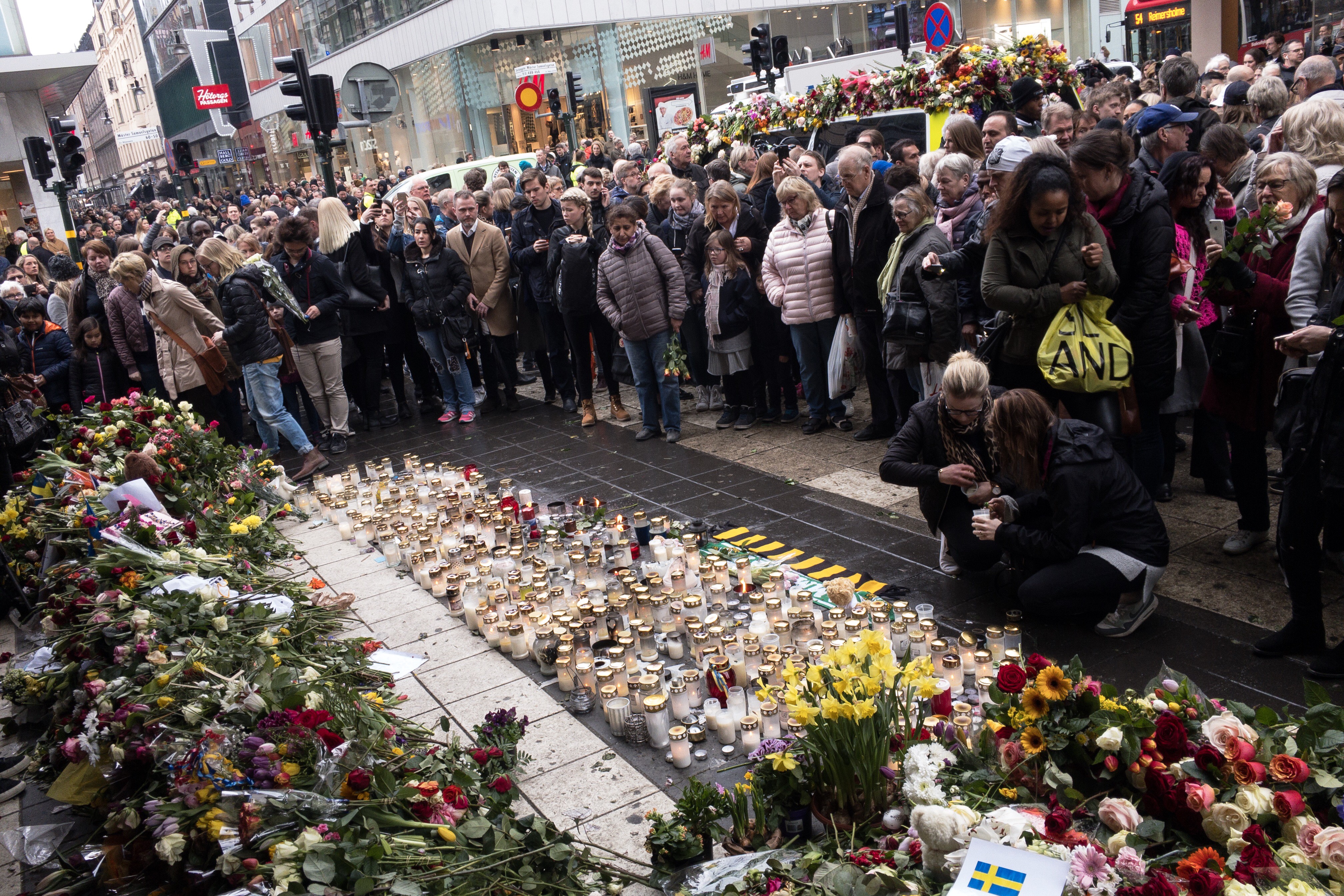 Blommor och tända just vid Sergels torg. Blommor och tända just vid Sergels torg.