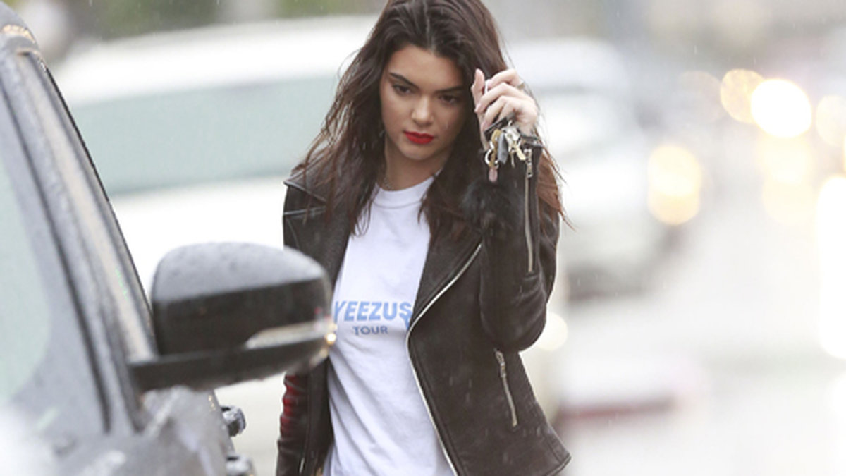 Kendall Jenner kämpar mot regnet i Los Angeles. 