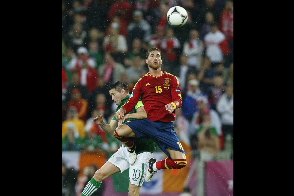 Sergio Ramos stoppar bollen precis framför Irlands Robbie Keane.