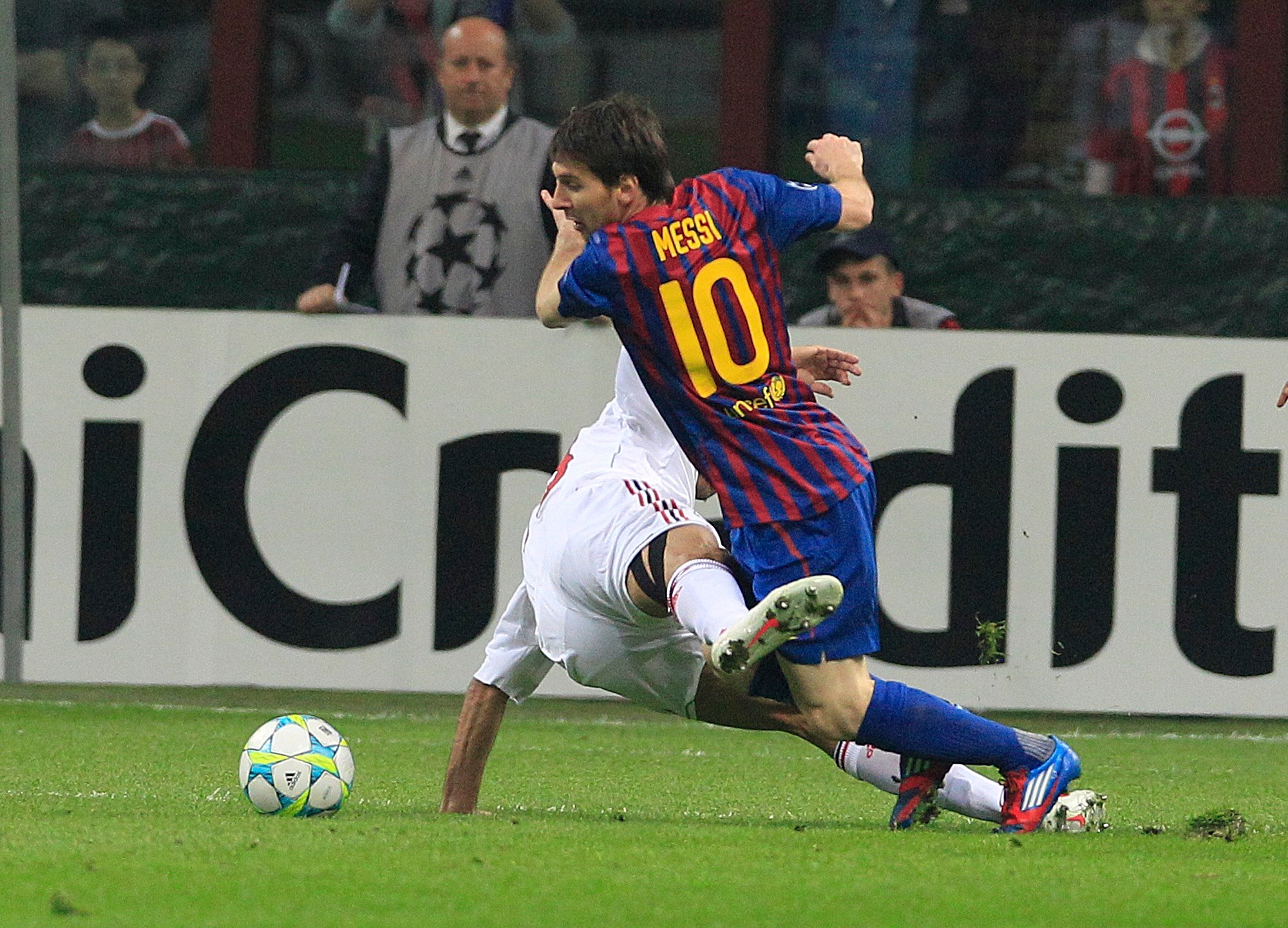 Nesta blev tvungen att fälla Messi - i ett livsfarligt läge. 