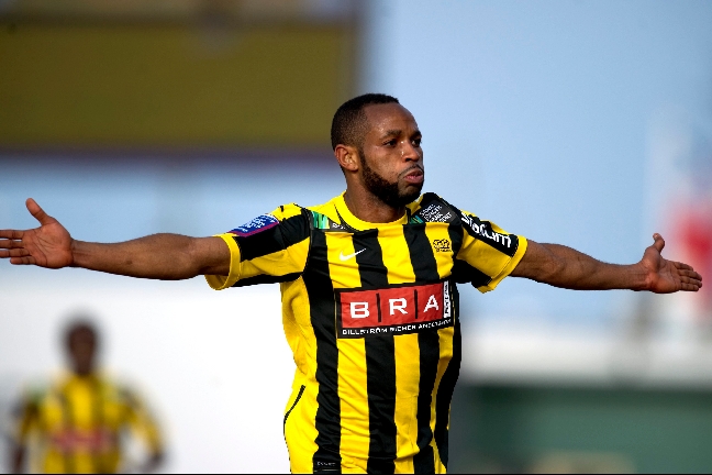 Nyheter24 samlar de bästa bilderna från söndagens matcher i allsvenskan. Här firar Rene Makondele sitt drömmål i derbyt mot IFK Göteborg som slutade 3-1 till Häcken. Nyheter24 samlar de bästa bilderna från söndagens matcher i allsvenskan. Här firar Rene Makondele sitt drömmål i derbyt mot IFK Göteborg som slutade 3-1 till Häcken.