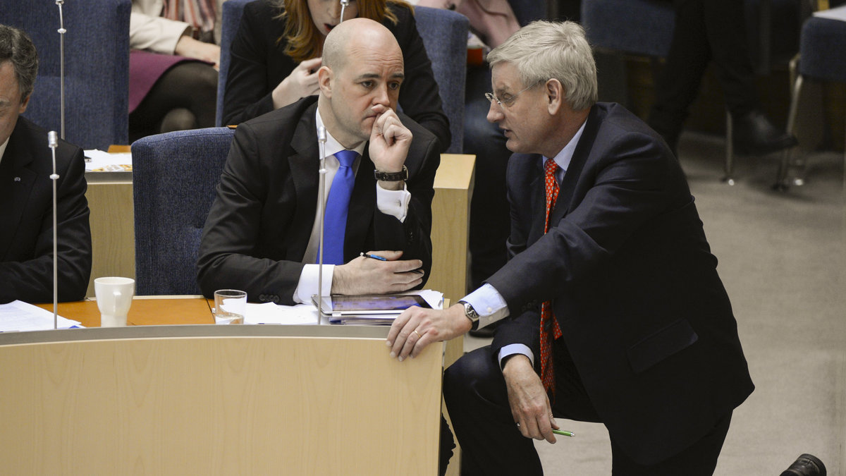 Utrikesminister Carl Bildt gav Reinfeldt några tips. Notera kaffekoppen till vänster.