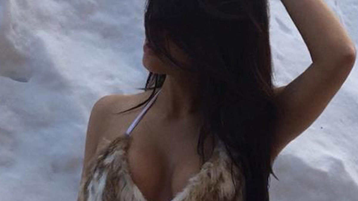 Kim poserar i en "furkini" designad av Kanye West.