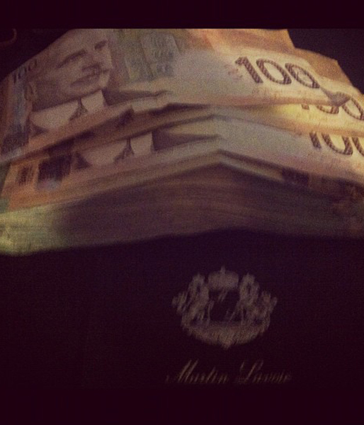 Man vet aldrig när man behöver lite cash, bäst att ta ut lite. Man vet aldrig när man behöver lite cash, bäst att ta ut lite.