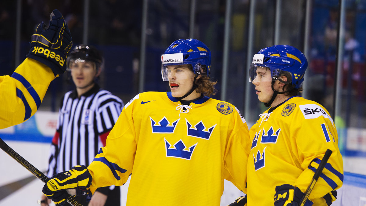 Emil Molin och Elias Lindholm, Sverige, jublar efter 0-1-målet.