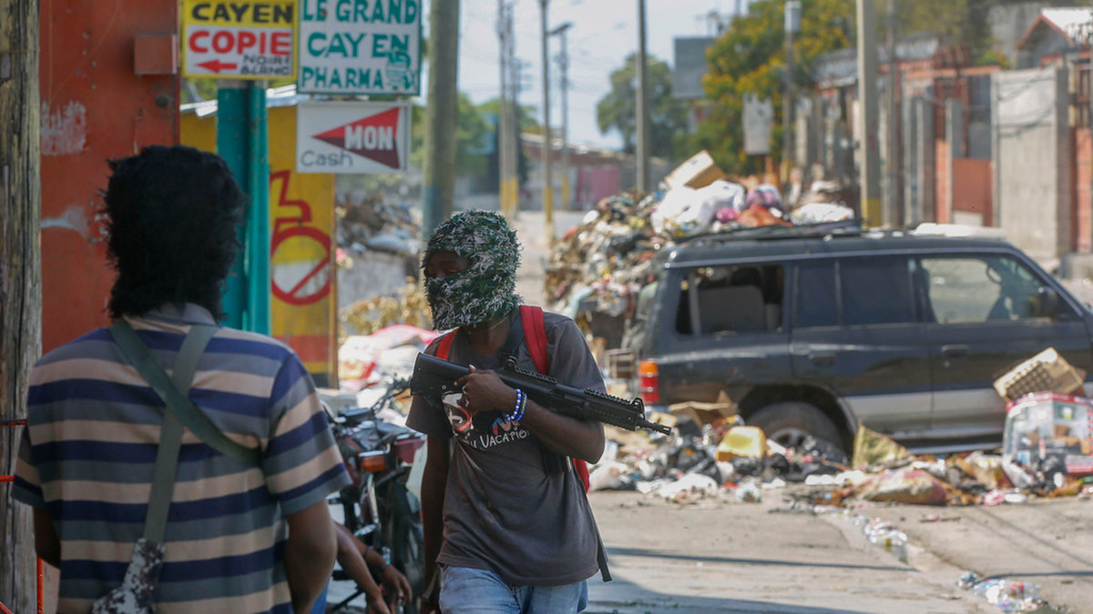 Beväpnade gängmedlemmar på gator i Haitis huvudstad Port-au-Prince i veckan.