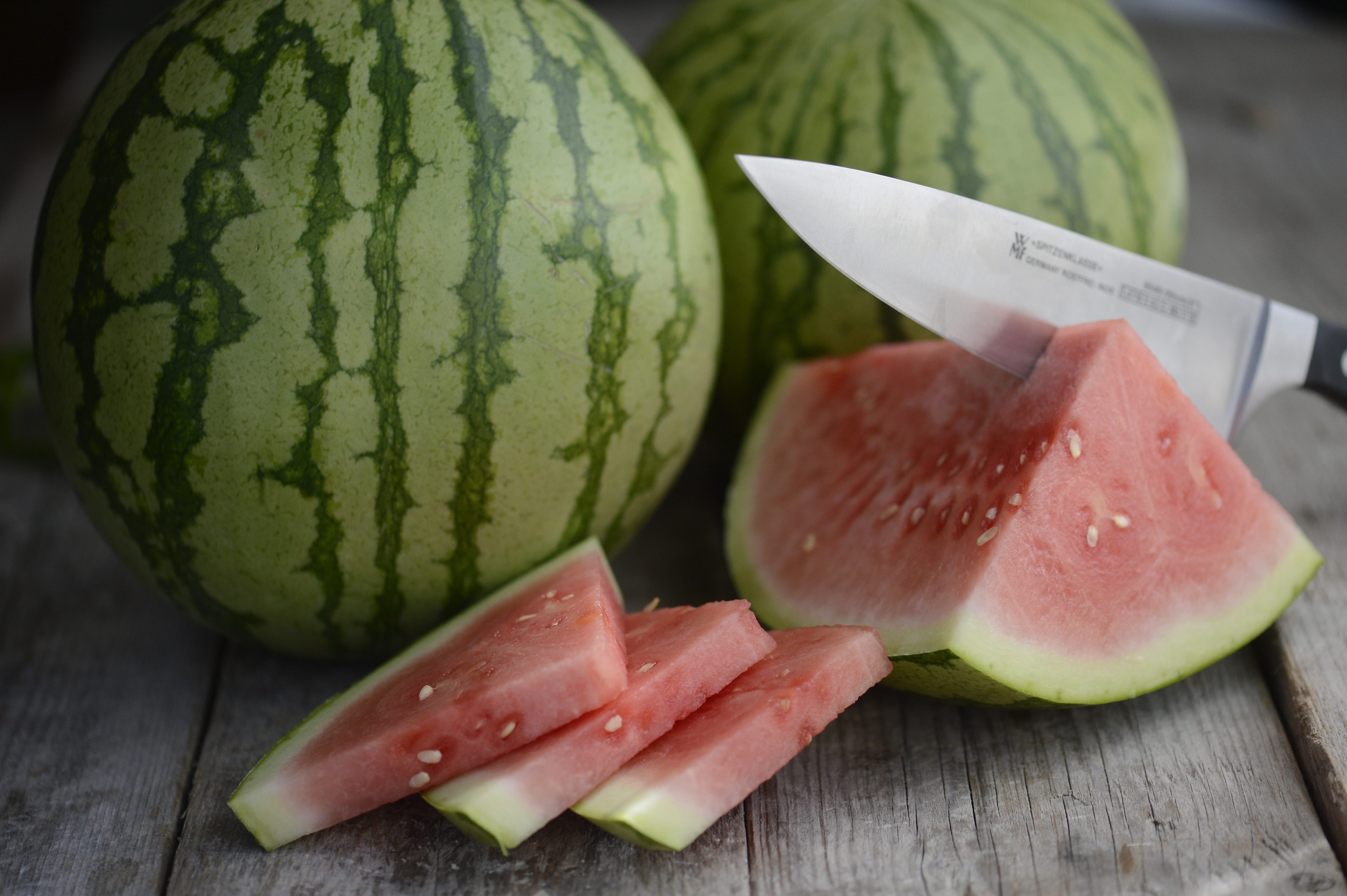 Men sanningen är att det är lika viktigt att skölja vattenmelon som det är att skölja grönsaker vars skal man äter.