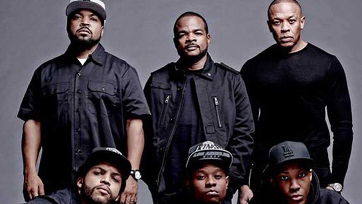 Filmens producent Ice Cube, regissören F. Gary Gray, filmens producent Dr. Dre och skådespelarna Corey Hawkins som spelar Dre, Jason Mitchell som spelar Eazy-E och O'Shea Jackson som spelar Ice Cube. 