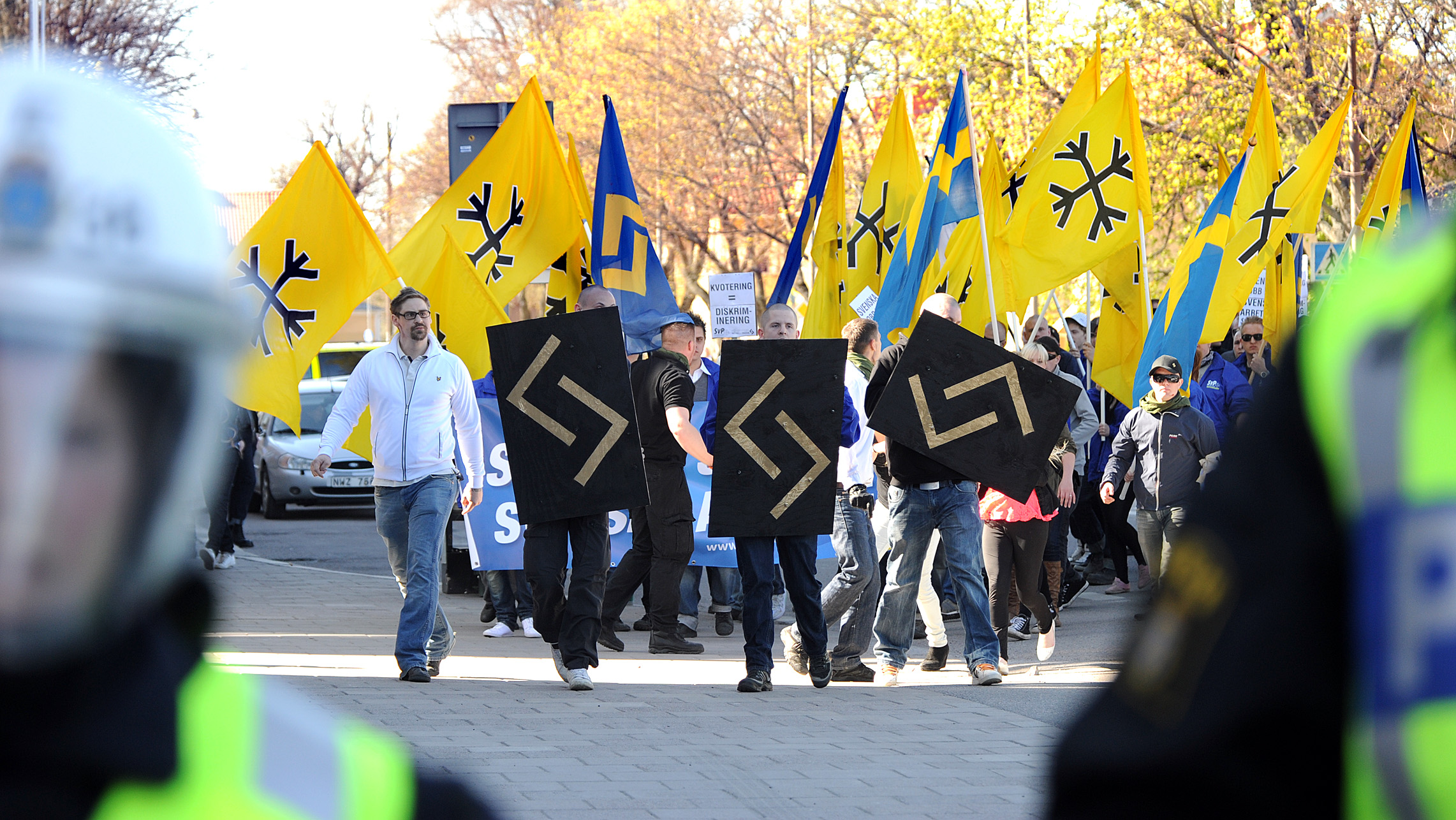 Svenskarnas Parti på marsch. Nu har de förstärkts av en sverigedemokrat och en före detta sverigedemokrat.
