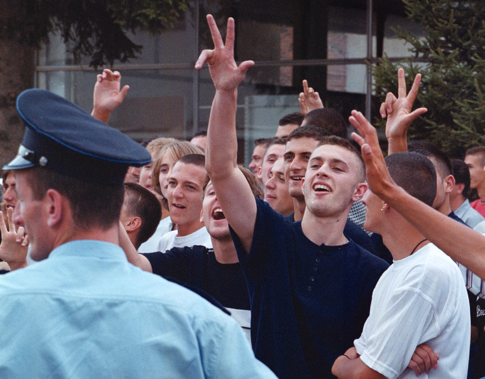 Många gånger störs minnesdagen av människor som inte visar någon förståelse. Här är unga bosnienserbiska killar, från 2011, som protesterar mot minnesdagen medan bussar transporterar anhöriga. Många gånger störs minnesdagen av människor som inte visar någon förståelse. Här är unga bosnienserbiska killar, från 2011, som protesterar mot minnesdagen medan bussar transporterar anhöriga.