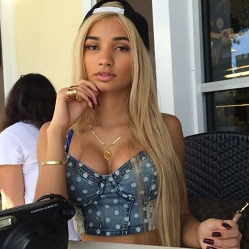 Pia Mia Perez på en uteservering. Pia Mia Perez på en uteservering.