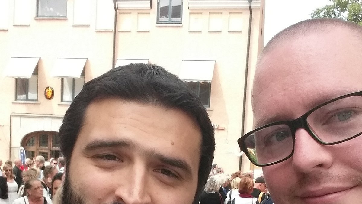Ali Esbati tar selfie med Totte.