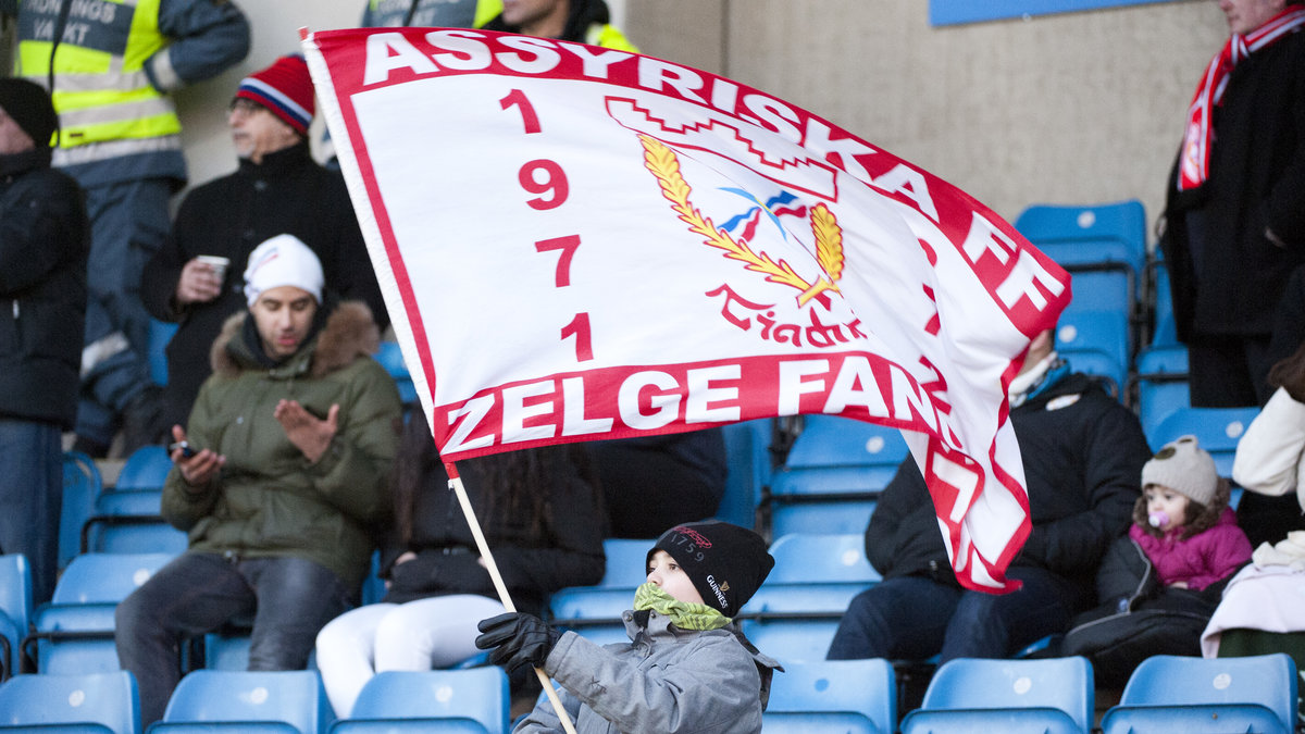 Supporterorganisationen Zelge Fans samlar in pengar för att Assyriska ska kunna värva fler spelare.