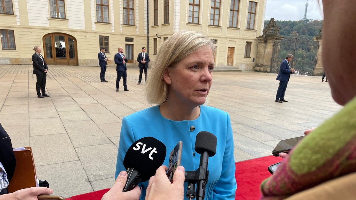 Statsminister Magdalena Andersson (S) möter media vid Europa-toppmötet i Prag.