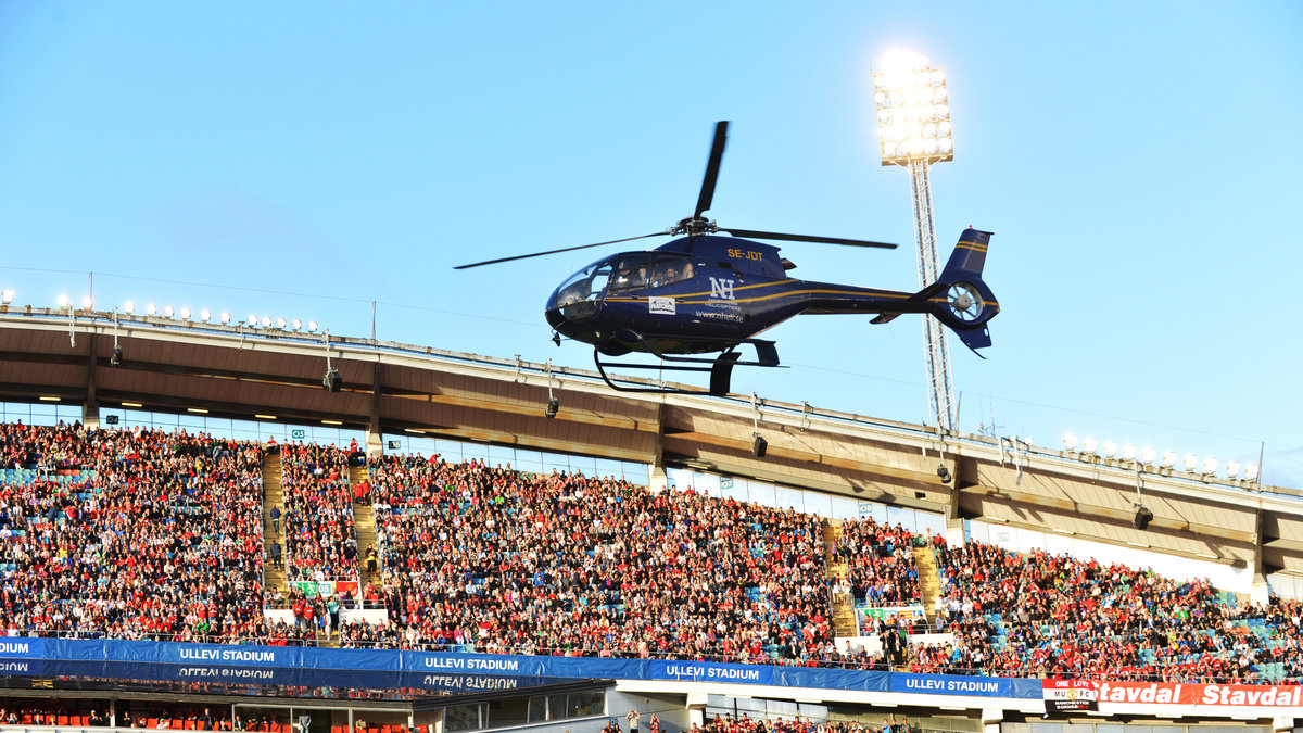Och det var en stor show innan matchen – matchbollen levererades in på arenan med en helikopter.